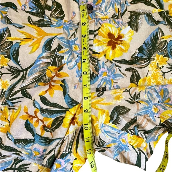 Old Navy Tan Tropical Every day Mid Rise Linen blend Shorts size 10 - Picture 9 of 9